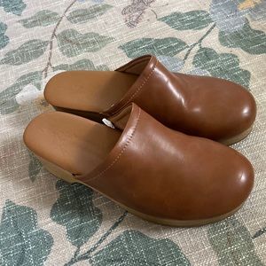 Universal Threads Tan Clogs (Target)
